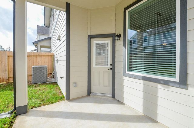 130 W Coralburst Loop, Montgomery, TX 77316