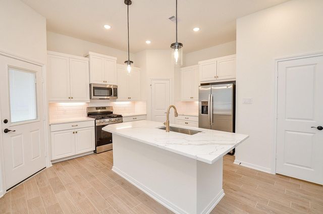 130 W Coralburst Loop, Montgomery, TX 77316