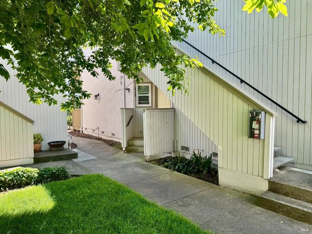 2528 Westberry Dr, Santa Rosa, CA 95403