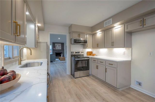 12891 Cambridge Court, Leawood, KS 66209