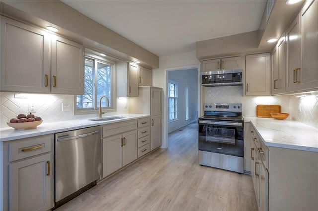 12891 Cambridge Court, Leawood, KS 66209