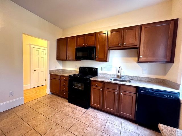 102 Trowbridge Street 2L, Cambridge, MA 02138