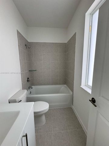 663 SE 13th St Cir, Homestead, FL 33034