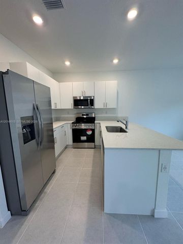 663 SE 13th St Cir, Homestead, FL 33034
