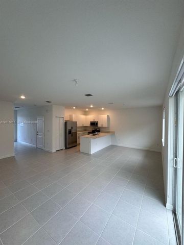 663 SE 13th St Cir, Homestead, FL 33034