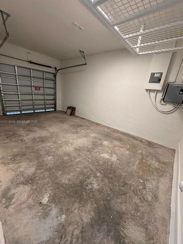 663 SE 13th St Cir, Homestead, FL 33034