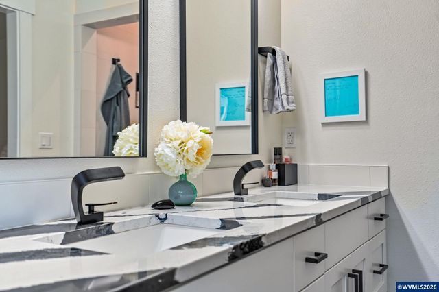 1697 Onyx St NW, Salem, OR 97304