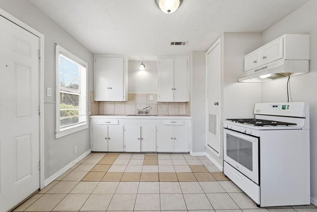 729 13th Avenue N, Texas City, TX 77590