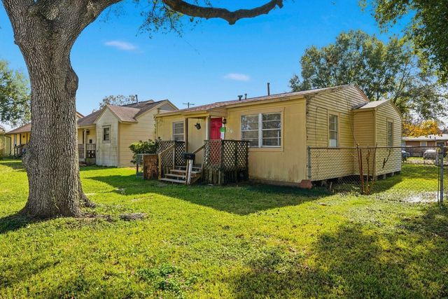 729 13th Avenue N, Texas City, TX 77590