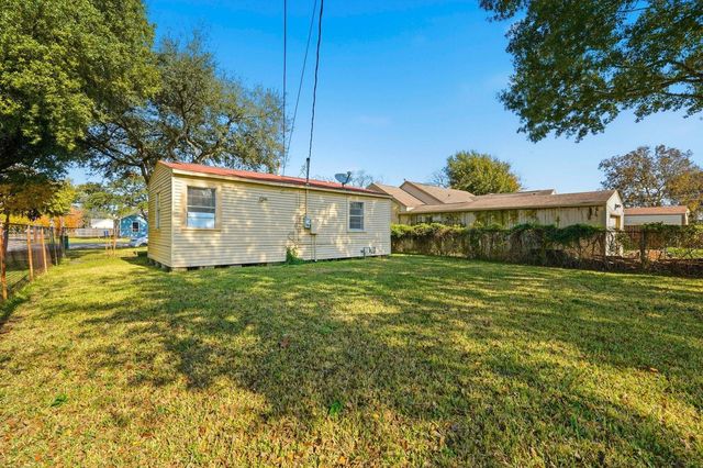 729 13th Avenue N, Texas City, TX 77590