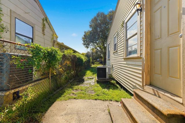 729 13th Avenue N, Texas City, TX 77590