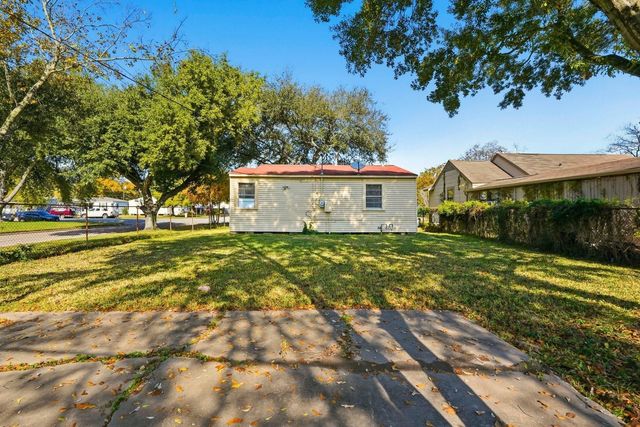 729 13th Avenue N, Texas City, TX 77590