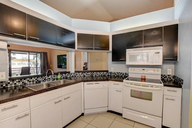 16 Via De Casas Sur 201, Boynton Beach, FL 33426