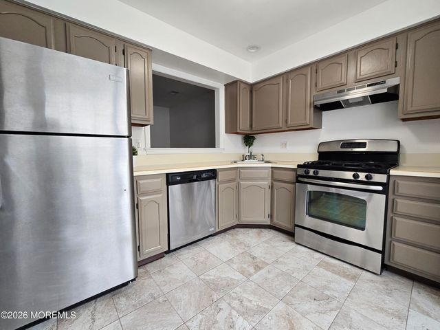 407 Hampton Court, Manalapan, NJ 07726