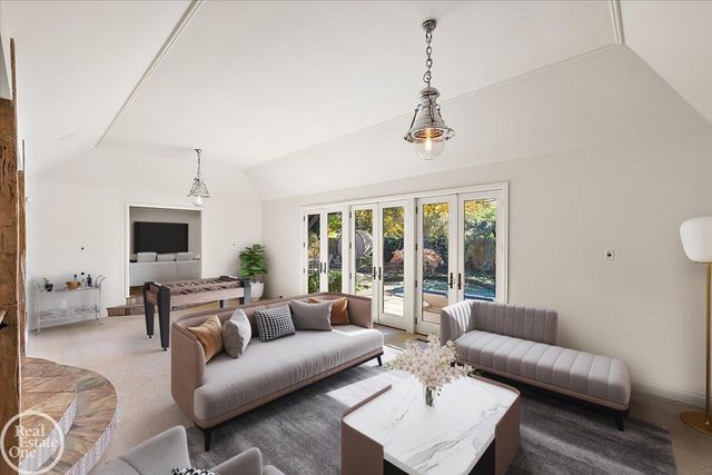 17680 E Jefferson Avenue, Grosse Pointe, MI 48230