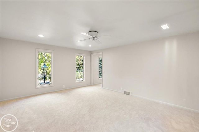 17680 E Jefferson Avenue, Grosse Pointe, MI 48230