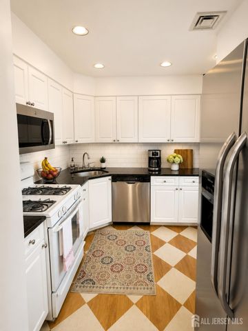 19 Hiram Square, New Brunswick, NJ 08901
