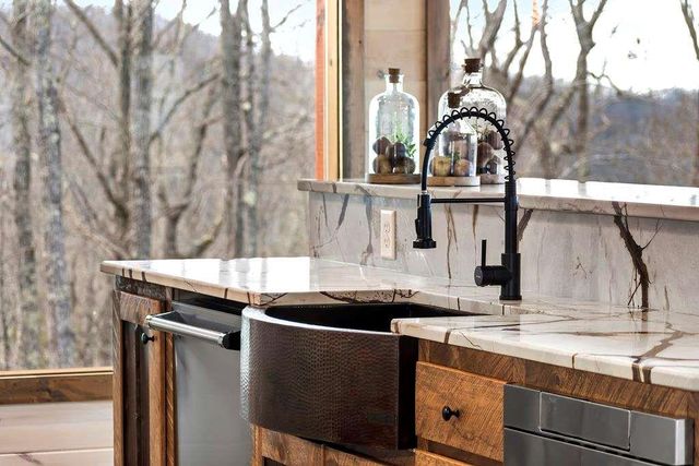 470 Skylight NW Drive, Blue Ridge, GA 30513