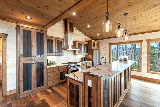 470 Skylight NW Drive, Blue Ridge, GA 30513