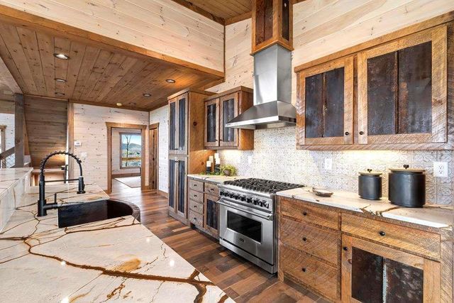 470 Skylight NW Drive, Blue Ridge, GA 30513