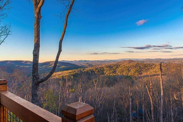 470 Skylight NW Drive, Blue Ridge, GA 30513