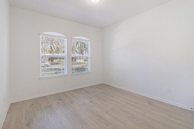 249 Edgewater Drive, West Columbia, TX 77486