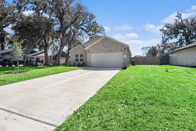 249 Edgewater Drive, West Columbia, TX 77486