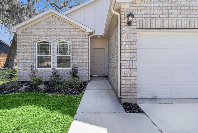249 Edgewater Drive, West Columbia, TX 77486
