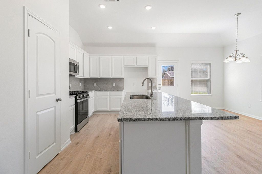 249 Edgewater Drive, West Columbia, TX 77486