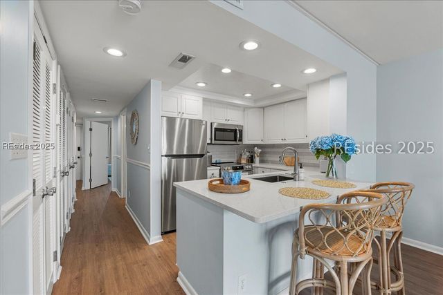 100 Helmsman Way Apt 214, Hilton Head Island, SC 29928