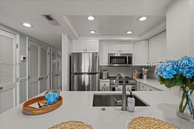 100 Helmsman Way Apt 214, Hilton Head Island, SC 29928