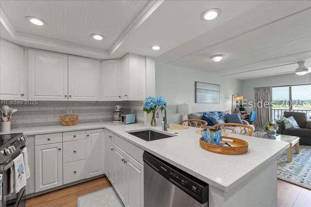 100 Helmsman Way Apt 214, Hilton Head Island, SC 29928