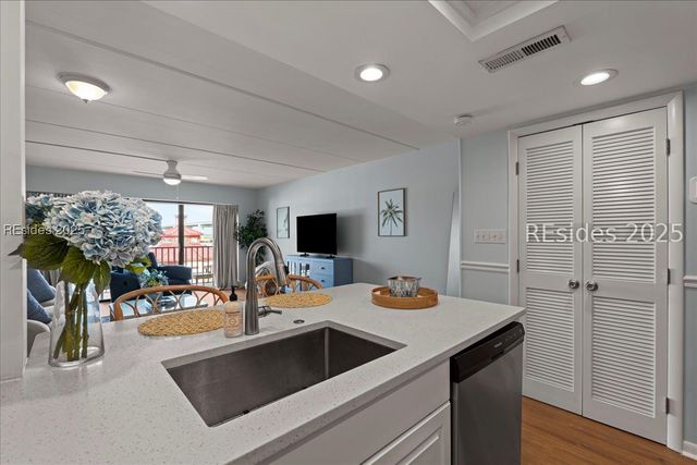 100 Helmsman Way Apt 214, Hilton Head Island, SC 29928