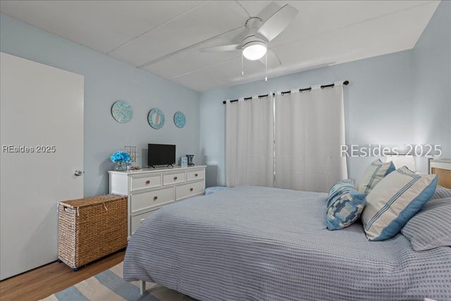 100 Helmsman Way Apt 214, Hilton Head Island, SC 29928