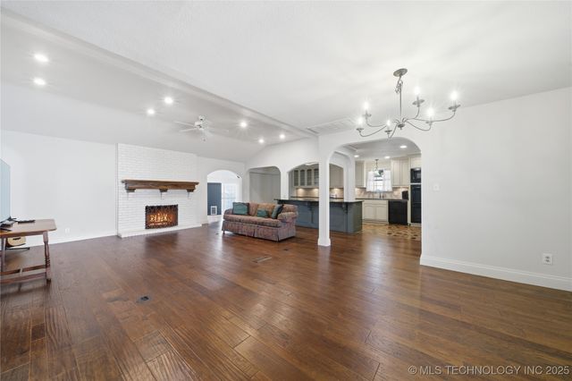 11618 S 74th East Avenue, Bixby, OK 74008