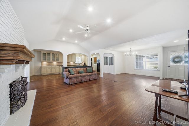 11618 S 74th East Avenue, Bixby, OK 74008