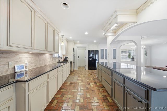 11618 S 74th East Avenue, Bixby, OK 74008