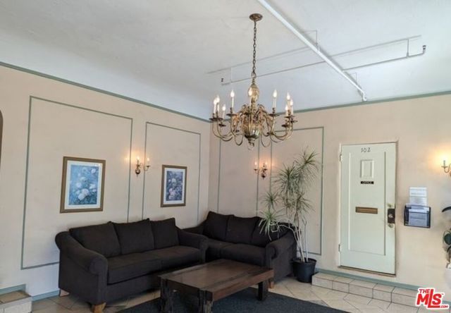 665 S Cochran Avenue 100, Los Angeles, CA 90036
