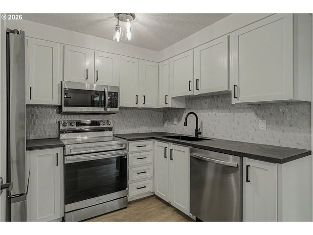 18435 Ne GLISAN St 10, Portland, OR 97230