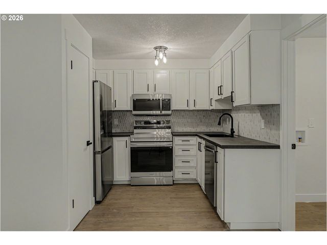 18435 Ne GLISAN St 10, Portland, OR 97230