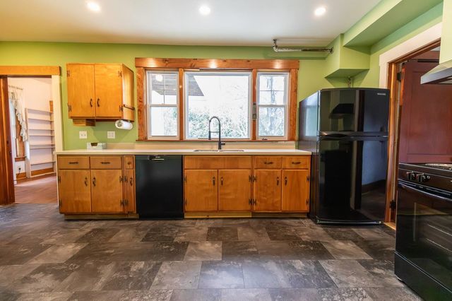 9 Tuttle Street, Rockingham, VT 05101