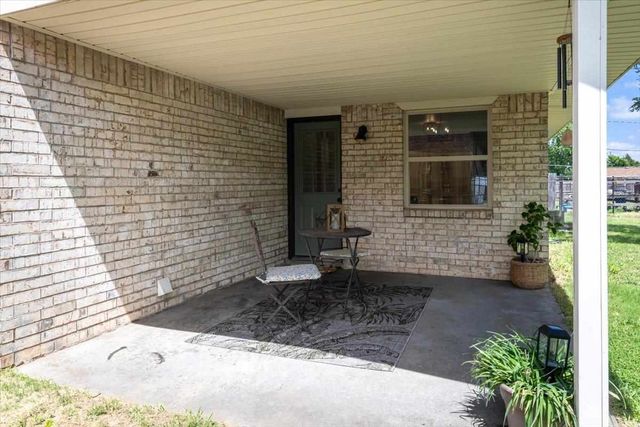 102 E D Ave, Cache, OK 73527