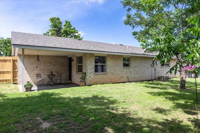 102 E D Ave, Cache, OK 73527