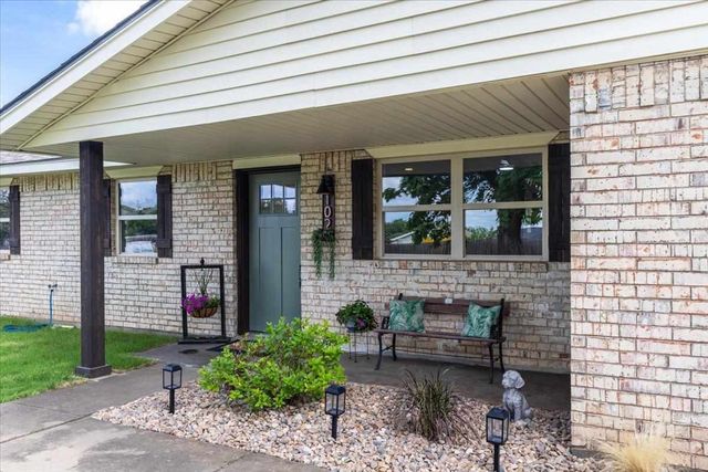 102 E D Ave, Cache, OK 73527