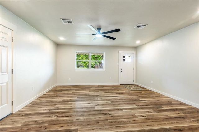 102 E D Ave, Cache, OK 73527