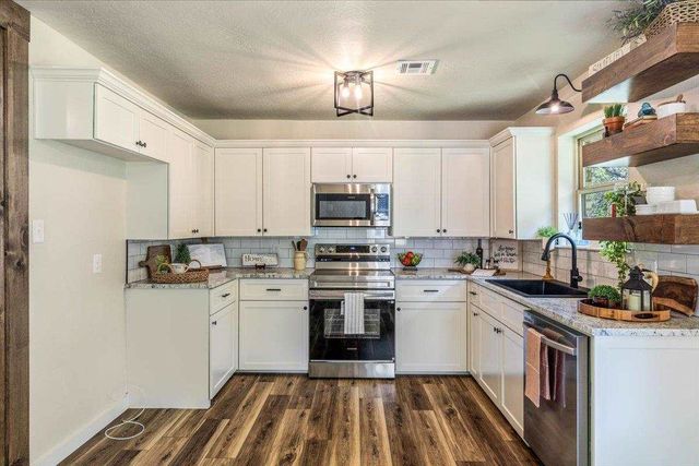 102 E D Ave, Cache, OK 73527