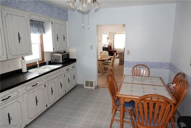 1526 Parker Drive, Mayfield Heights, OH 44124