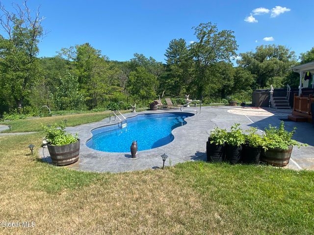 19 Autumn Lane, Troy, NY 12182