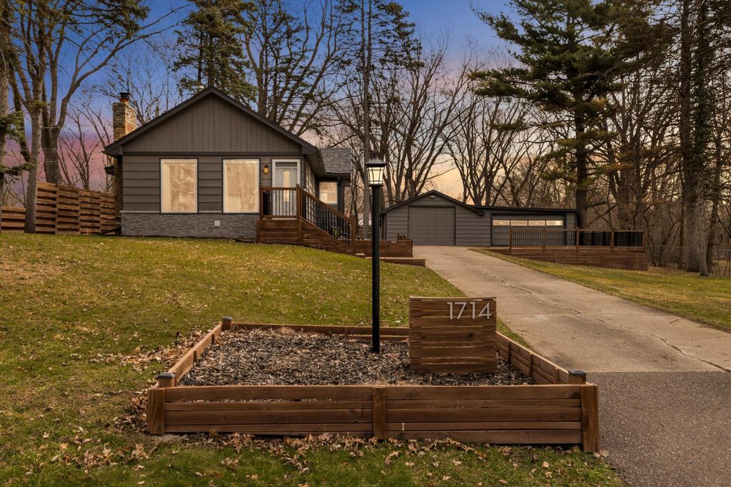 1714 Howard Street N, Maplewood, MN 55109