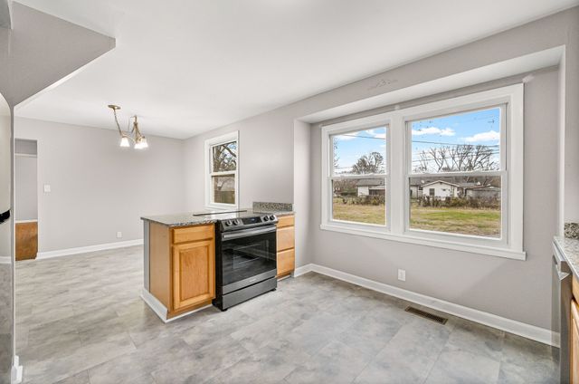 2215 Green Acres Dr, Clarksville, TN 37042